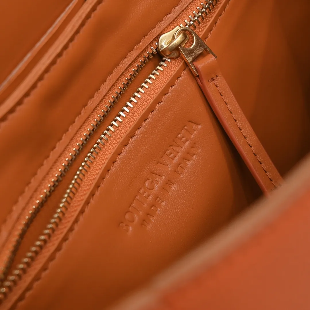 The new CASSETTE has a new version. Metal accessories. This is a popular item. The leather surface is replaced by pebbled cowhide that is more wear-resistant and durable. The inner leather is still made of soft lambskin. What is even more unique is that highly designed metal accessories are added to both sides of the shoulder strap. The metal on both sides is deliberately loosened, making a pleasant "ding" sound during use. The ultra-detailed design is perfect! Size 23x15x5.5 Model 6687#